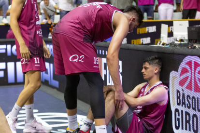 La afición vivió el final del partido entre el disgusto por la derrota y los aplausos al equipo.