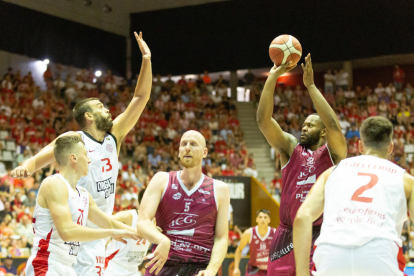 L’afició va viure el final del partit entre el disgust per la derrota i els aplaudiments a l’equip.