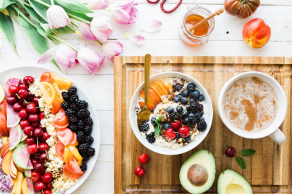 Fruits del bosc i alvocats, dos aliments imprescindibles per afavorir l'augment del colesterol HDL o 'bo'.