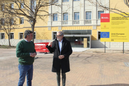 Els edils socialistes Queralt i Larrosa, ahir davant de l’edifici.