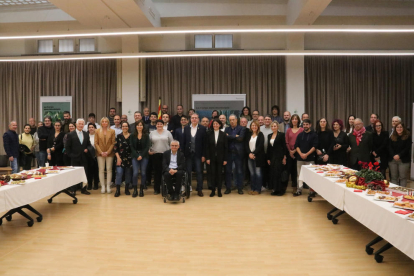 El presidente de la Diputación de Lleida, Joan Talarn, con vicepresidentes y representantes de los grupos políticos y representantes de los medios de comunicación leridanos.