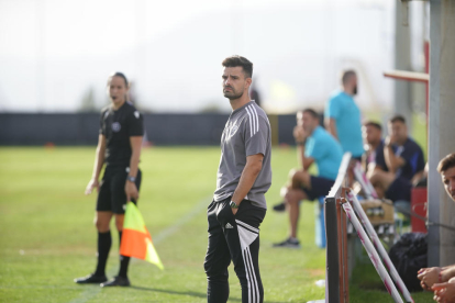 El leridano Roger Lamesa, durante un partido de la presente temporada en el banquillo del Granada.