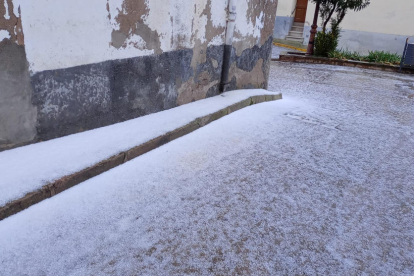 La pedra que va tenyir de blanc els carrers de Linyola ahir a la tarda.