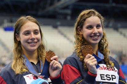 Dennis González i Emma Garcia, amb les medalles de plata.