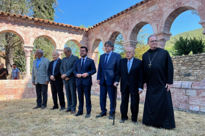 Foto de familia de los expresidentes Puigdemont, Montilla, Torra, Pujol y el presidente Aragonès, en la abadía de Sant Miquel de Cuixà, en la Catalunya Nord