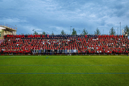 Los integrantes de todos los equipos del Atlètic Segre y del Atlètic Lleida, en el Ramon Farrús de Lleida.