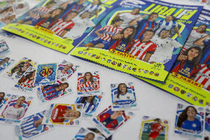Presentació de la primera col·lecció de cromos de la lliga professional femenina de futbol, Lliga F, aquest dimarts a Madrid.