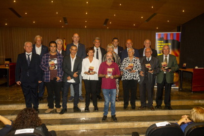 Expresidents de la penya i familiars dels ja traspassats van rebre un reconeixement a la Paeria.