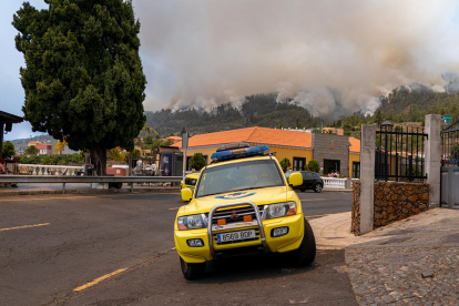 Humo provocado por las llamas del incendio de La Palma en Puntagorda, en la isla de La Palma.