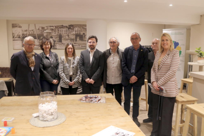 Representants institucionals i de l'AECC Lleida a la inauguració del nou espai de l'entitat a l'Hotel Nastasi perquè pacients oncològics i familiars puguin descansar entre visites mèdiques i tractaments