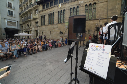 Aleesha Rose va obrir la jornada nocturna a l’escenari de la plaça de la Sardana a la Seu Vella.