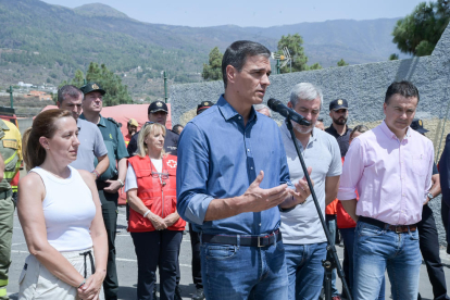 El presidente del Gobierno en funciones, Pedro Sánchez, interviene durante su visita a la zona afectada por el incendio este lunes en Tenerife.