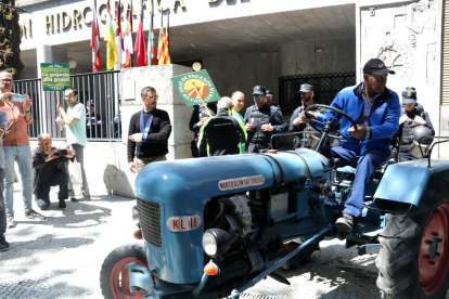 La tractorada llegó tras doce horas de trayecto, desde el lunes, a la sede de la CHE en Zaragoza, donde la policía esperaba a la comitiva.