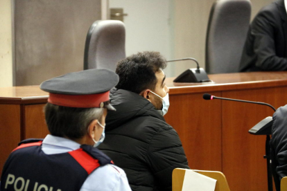 El acusado de agredir sexualmente a la hijastra, durante el juicio en la Audiencia de Lleida, el 24 de noviembre de 2021