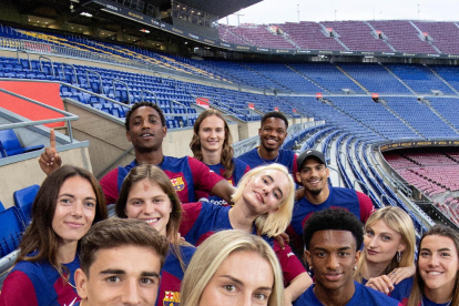 Jugadores i jugadors del Barça, amb la nova equipació.