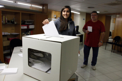 Ciutadans votant a la delegació del Govern a Lleida després del 9-N.