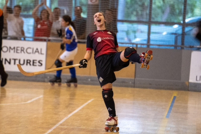 Les jugadores de l’Alpicat celebrant la victòria al Pavelló Municipal d’Esports Antoni Roure.