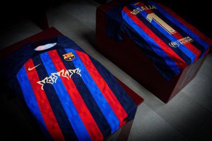 Samarreta que lluirà el FC Barcelona al Clàssic del 19 de març amb el logo de 'Motomami' de Rosalía.