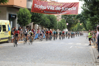 El pelotón de la prueba, a su paso por la línea de meta, en una de las vueltas por el circuito.