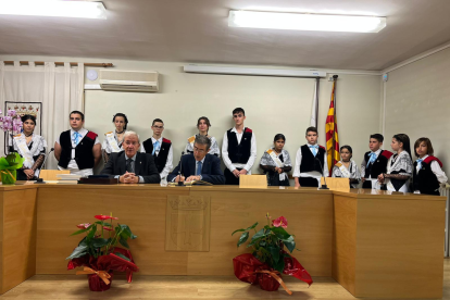 El alcalde de Alguaire junto al pregonero y las ‘pubilles’ y ‘hereus’.