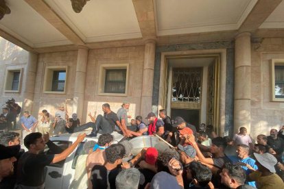 Partidarios de Muqtada al Sadr asaltan el Palacio Presidencial.