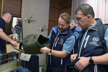 Preparatius de la missió de l’OIEA abans de sortir cap a la central nuclear de Zaporíjia.