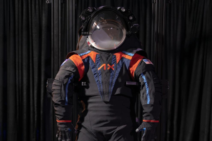 Així és el vestit espacial que portarà la primera astronauta que trepitgi la Lluna