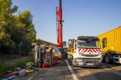 El camió en el qual viatjaven les víctimes va acabar bolcant després de la col·lisió ahir a l’A-2 a Alcarràs.