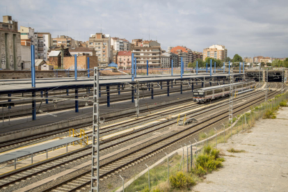 El pla de l’estació preveu cobrir aquest tram de les vies entre Comtes d’Urgell i la terminal de trens.