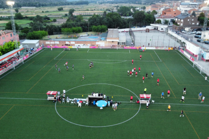 Vista aèria d'un dels partits disputats a Artesa de Segre durant la Lips League al juliol