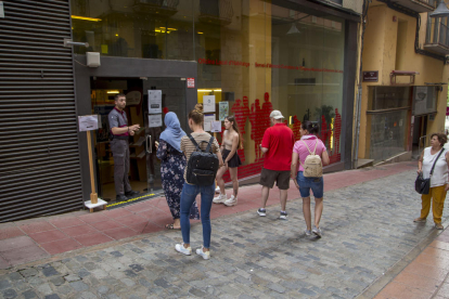 Imatge d’arxiu de persones fent cua davant de l’Oficina Local d’Habitatge del carrer Cavallers.