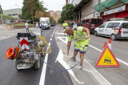 Operaris pintant ahir la senyalització horitzontal al carrer Salmeron.