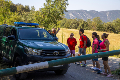 Los rurales informando ayer a excursionistas del cierre del acceso al congosto de Mont-rebei en la zona del Montsec en el núcleo de Corçà.