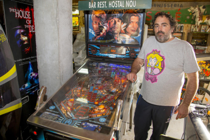El veí d’Artesa de Lleida compta amb màquines de jocs com Mortal Kombat, així com un Pinball o un tauler d’hoquei aeri.