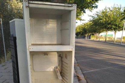 A l’esquerra, voluminosos en un contenidor del carrer Hostal i a la dreta, a Copa d’Or.