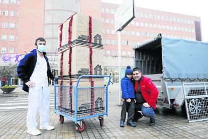 La ACR Bombers de Lleida, junto con el Marraquet Bomber, descargó los regalos en el servicio de Pediatría con un camión-escalera de más de 40 años. 