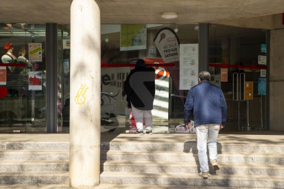 Akram i Dania a les portes del Centre Cívic de Balàfia.