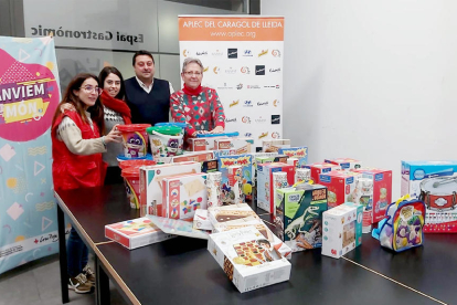 La ACR Bombers de Lleida, junto con el Marraquet Bomber, descargó los regalos en el servicio de Pediatría con un camión-escalera de más de 40 años. 