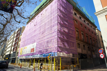 Una gran estructura de andamios cubre ya la fachada de la futura sede del Morera, en la rambla Ferran.