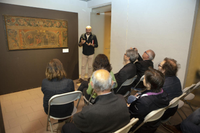 Presentación ayer en el Museu de Cervera del frontal de altar de El Canós, adquirido en una subasta.