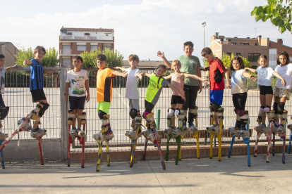 Petits aprenent a caminar amb xanques amb la companyia local Alea Teatre.