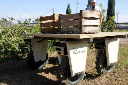 Arriba a Lleida el primer mini tractor elèctric que pot funcionar sol amb intel·ligència artificial