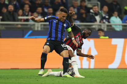 Lautaro, autor del gol de l’Inter, lluita per una pilota amb Tomori.