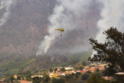 Imagen de las tareas de extinción del incendio de Tenerife sobre el valle de La Orotava.