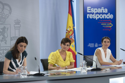 La ministra de Justícia, Pilar Llop; la ministra Portavoz, Isabel Rodríguez i la ministra d'Igualtat, Irene Montero, durant una roda de premsa posterior a la reunió del Consell de Ministres.