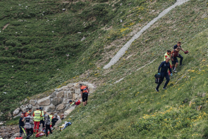 Mor el ciclista Gino Mäder després d'una aparatosa caiguda a la volta a Suïssa