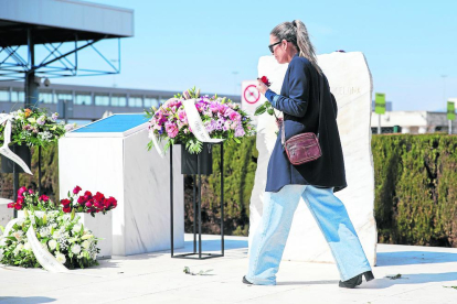 Una mujer participa en el homenaje a las víctimas en el aeropuerto de El Prat el 23 de marzo.