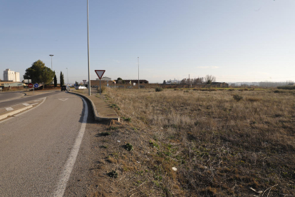 El solar on es farà el pàrquing al costat de la carretera N-230.