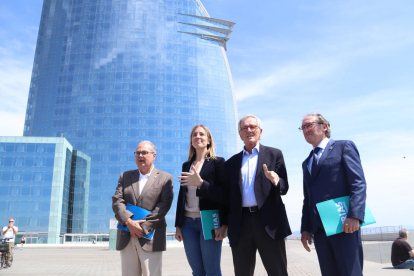 Trias, ayer junto a los exconsellers Victòria Alsina y Jaume Giró.