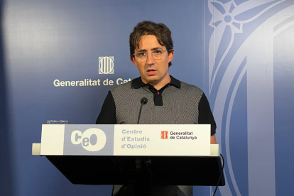 El director del CEO, Jordi Muñoz, en rueda de prensa presentando los resultados de la encuesta Ómnibus